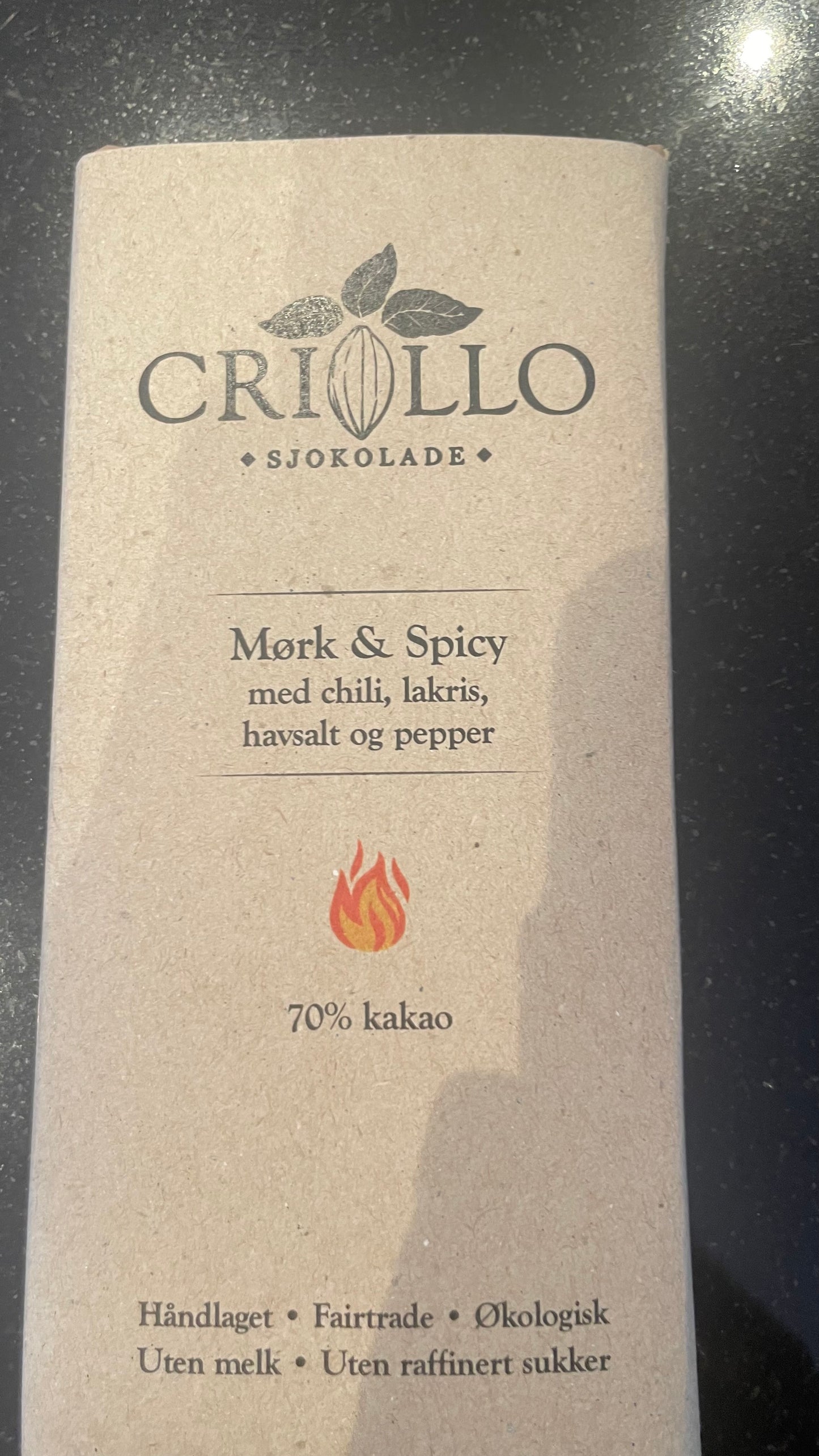 Vegansk 70% spicy sjokolade med salt, pepper, lakris og chili