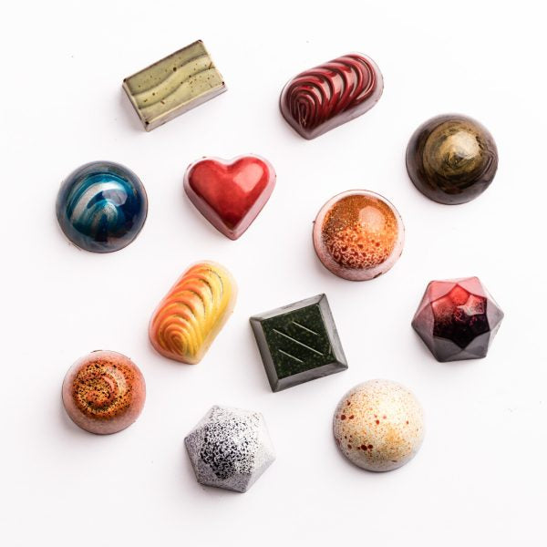 8 konfektbiter i en kjempestor «fyrstikkeske» -Nittedal sjokoladefabrikk