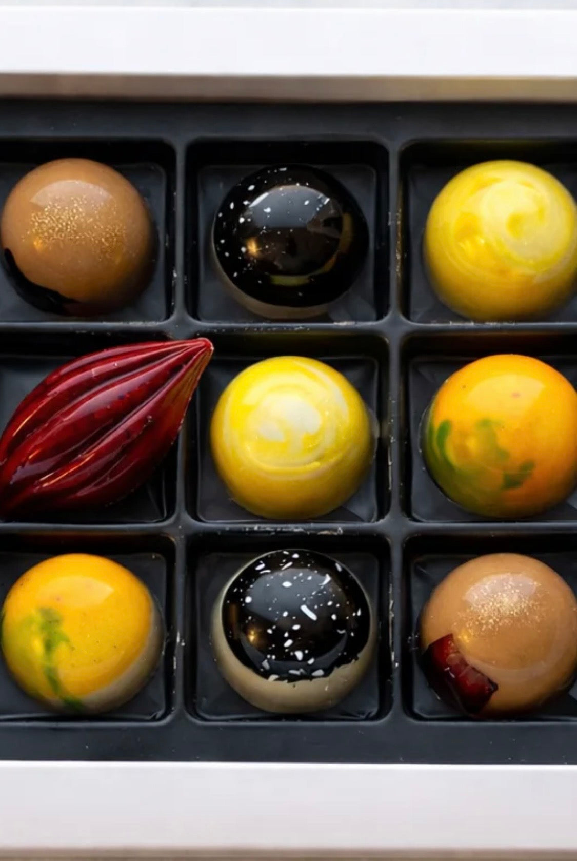 9 konfektbiter i elegant eske fra Sjokolade Pralinen.