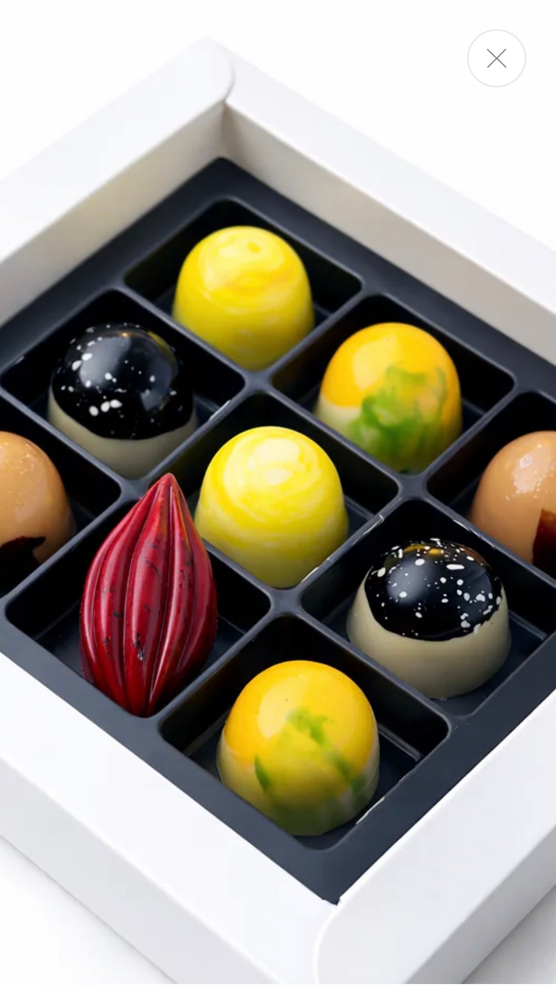 9 konfektbiter i elegant eske fra Sjokolade Pralinen.