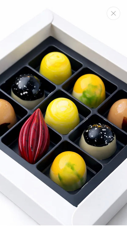 9 konfektbiter i elegant eske fra Sjokolade Pralinen.