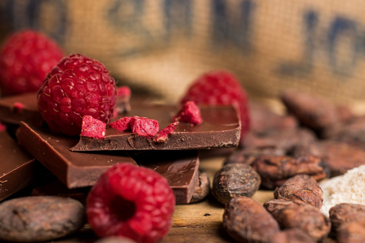 Mørk melkesjokolade med bringebær