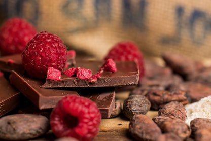 Mørk melkesjokolade med bringebær